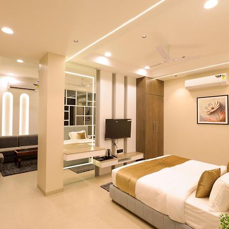 The Meera Hotel อุจเจน ภายนอก รูปภาพ
