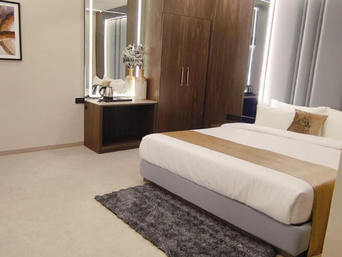The Meera Hotel อุจเจน ภายนอก รูปภาพ