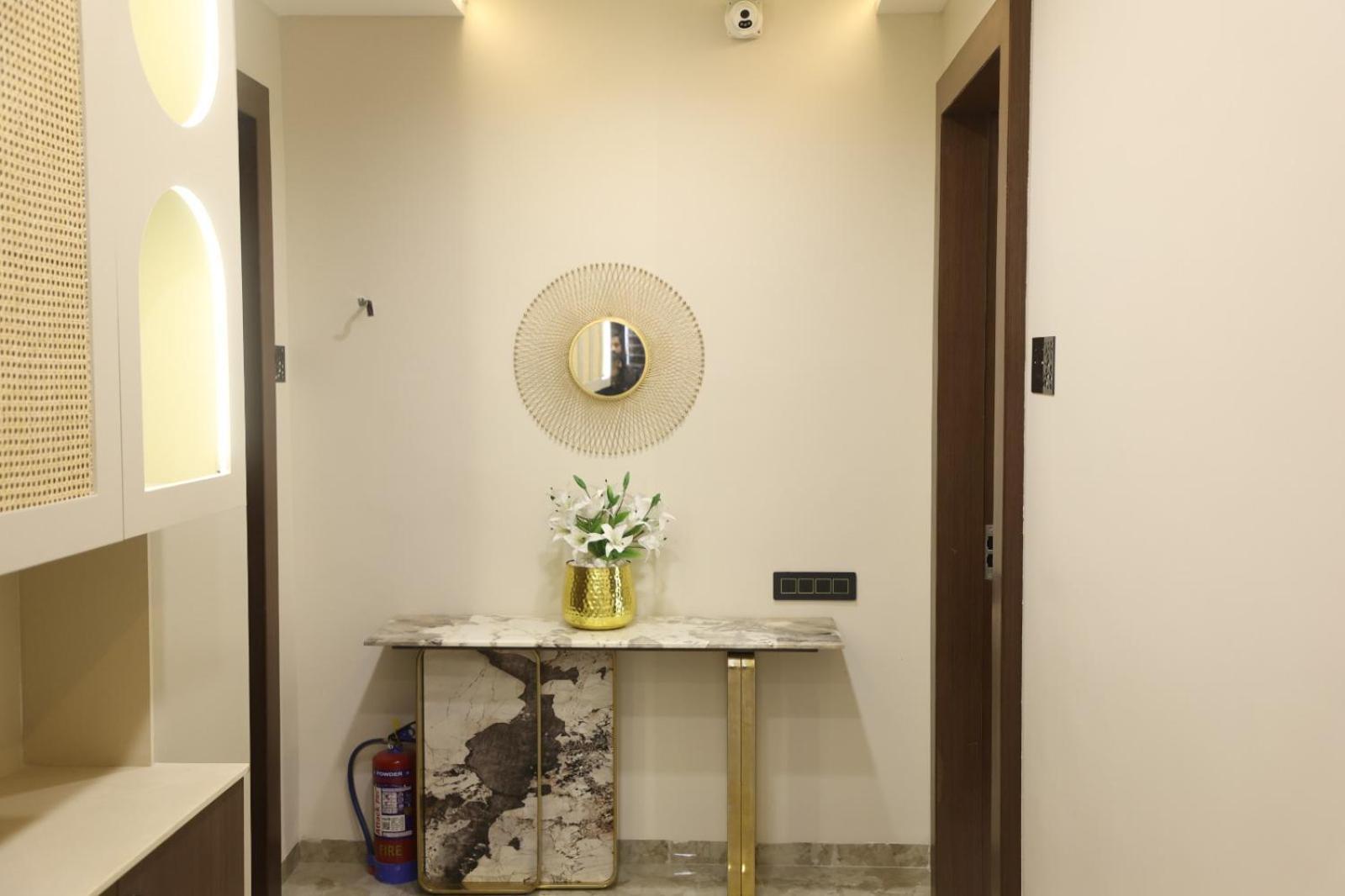 The Meera Hotel อุจเจน ภายนอก รูปภาพ