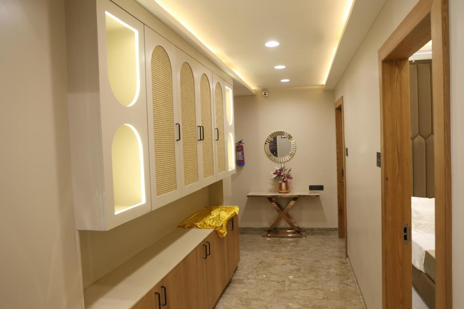 The Meera Hotel อุจเจน ภายนอก รูปภาพ