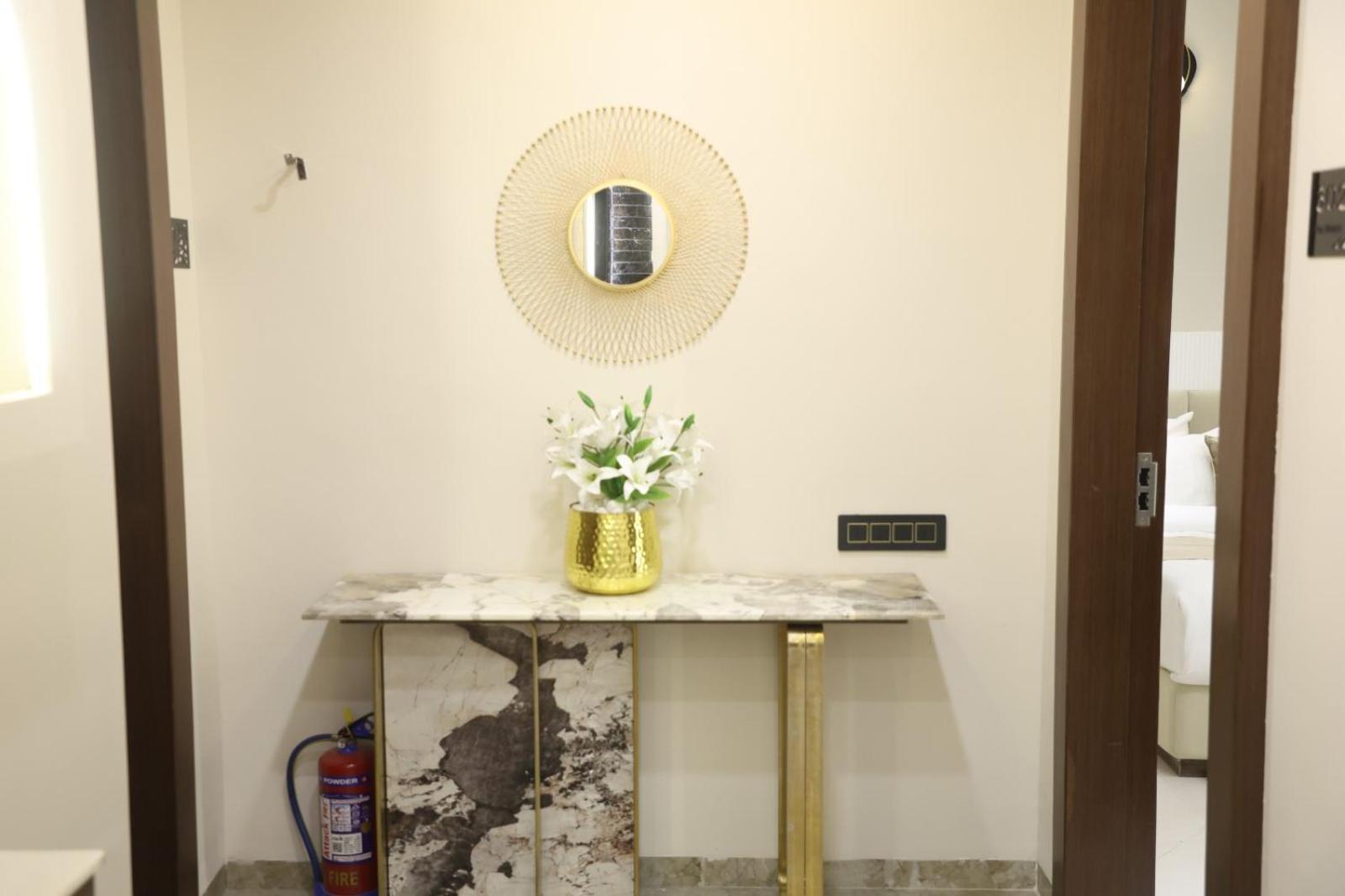 The Meera Hotel อุจเจน ภายนอก รูปภาพ