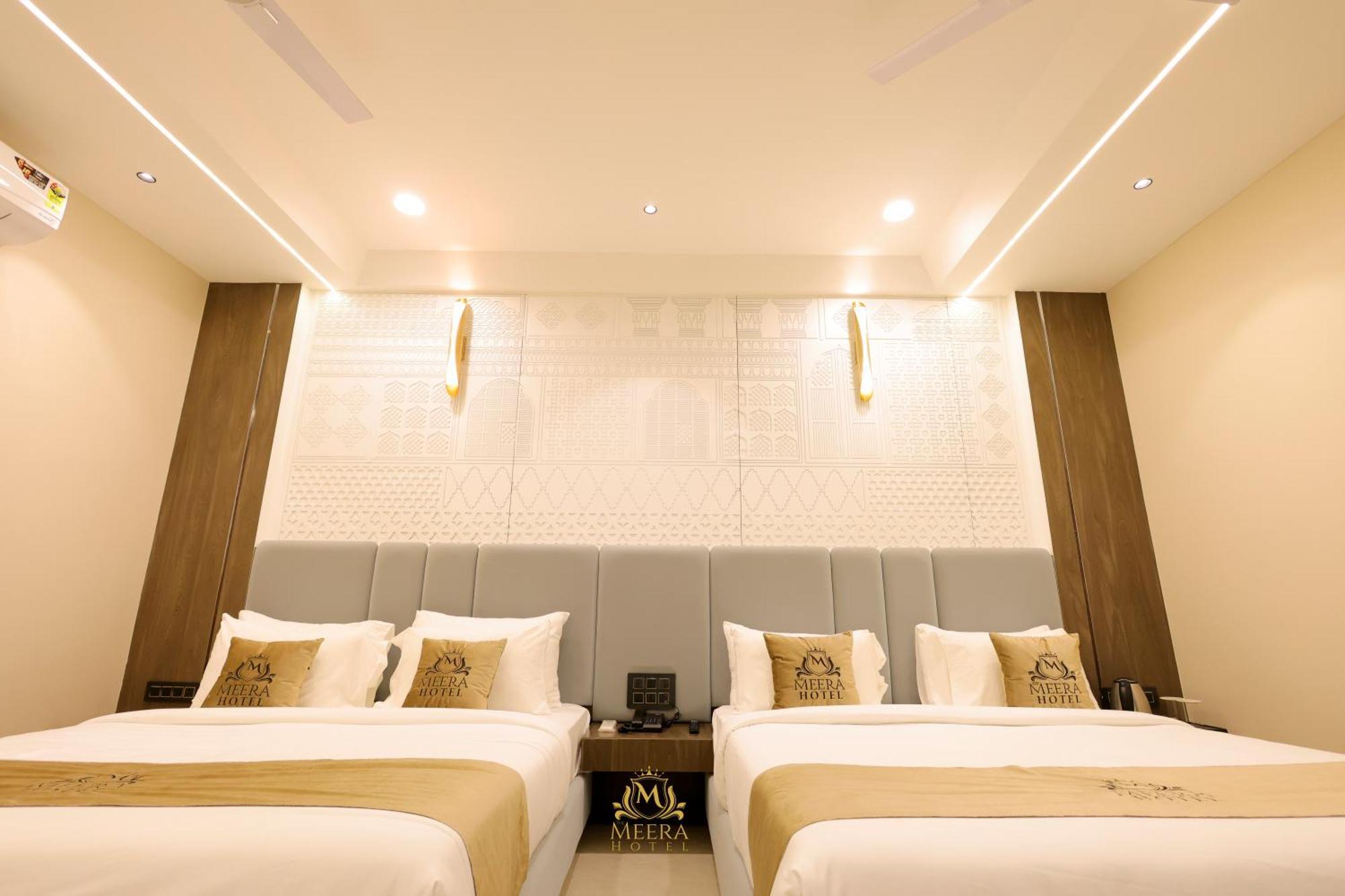 The Meera Hotel อุจเจน ภายนอก รูปภาพ