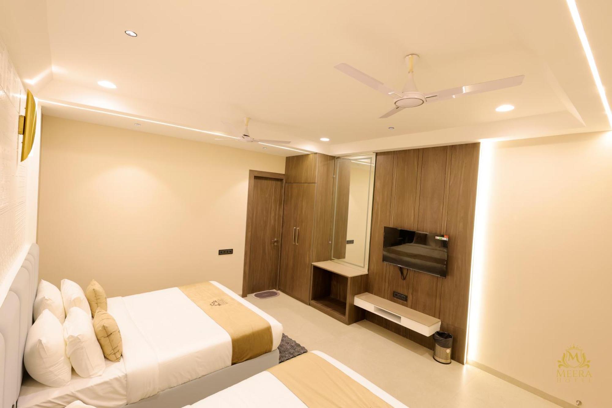 The Meera Hotel อุจเจน ภายนอก รูปภาพ