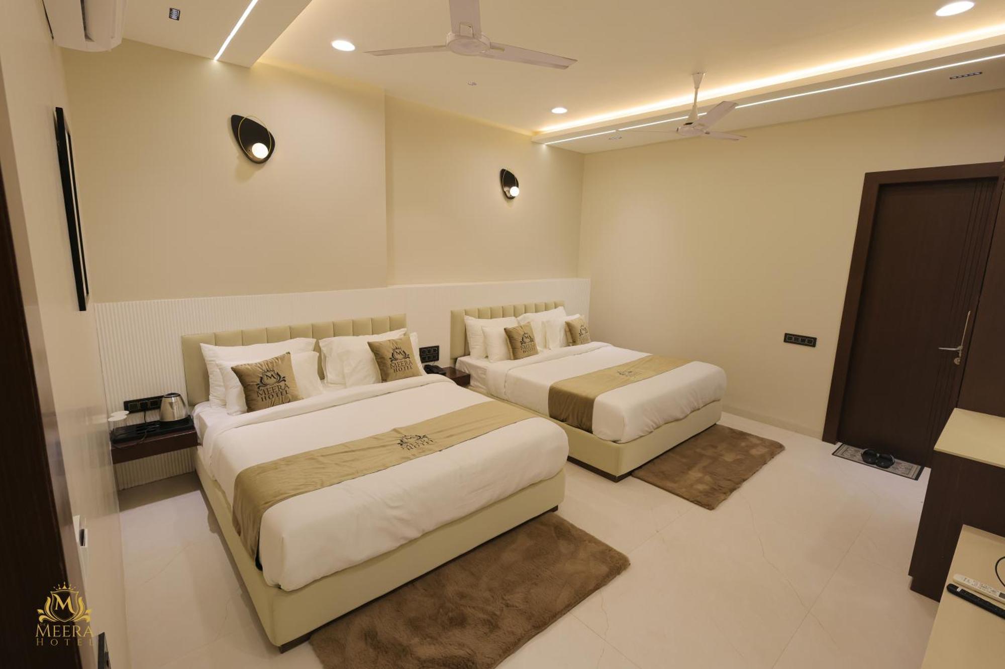 The Meera Hotel อุจเจน ภายนอก รูปภาพ