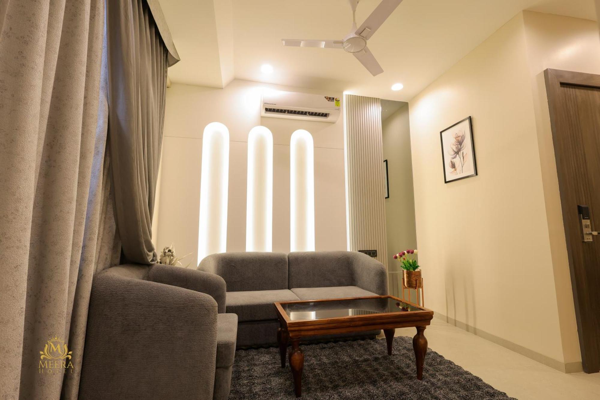 The Meera Hotel อุจเจน ภายนอก รูปภาพ