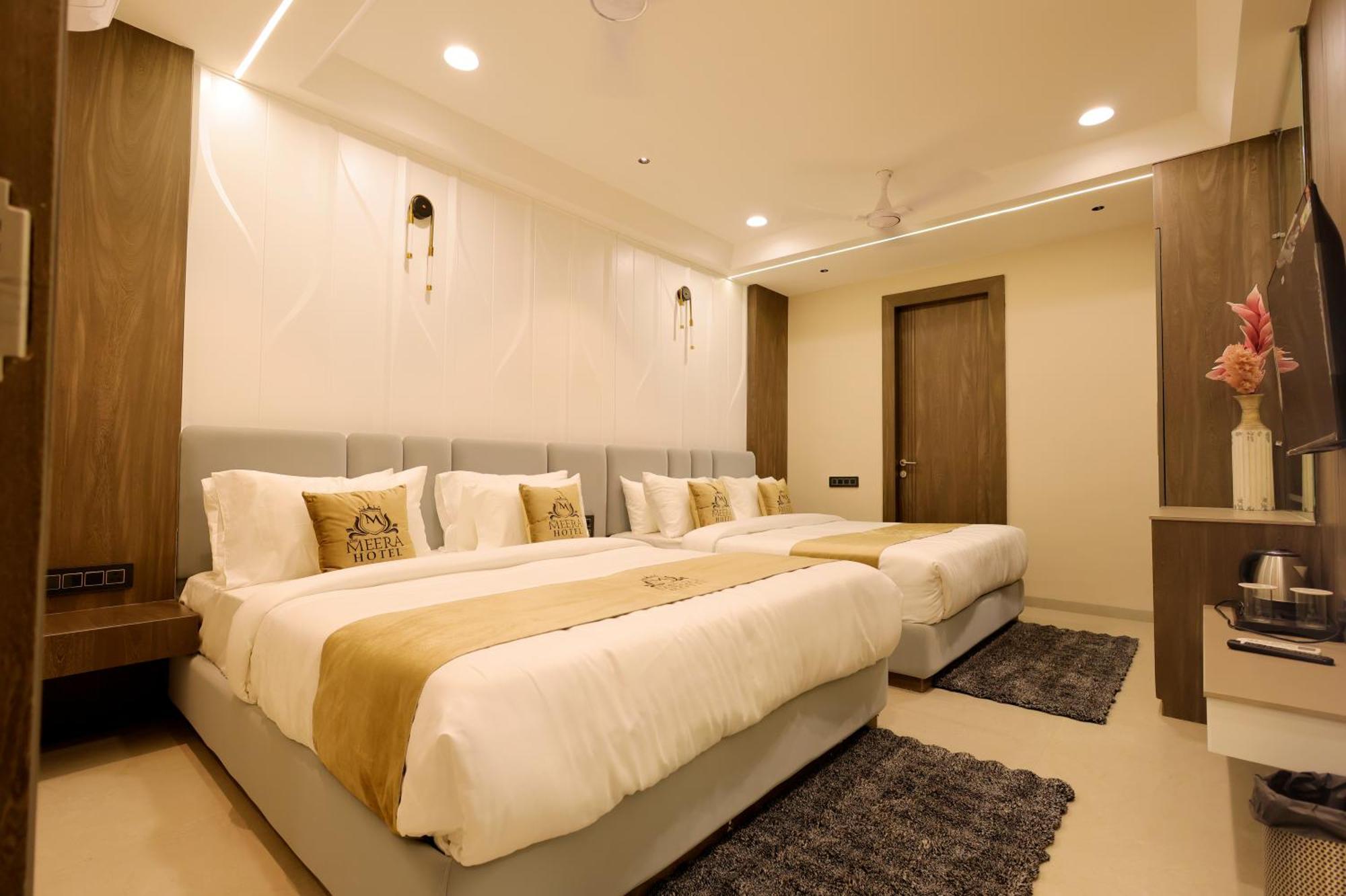 The Meera Hotel อุจเจน ภายนอก รูปภาพ