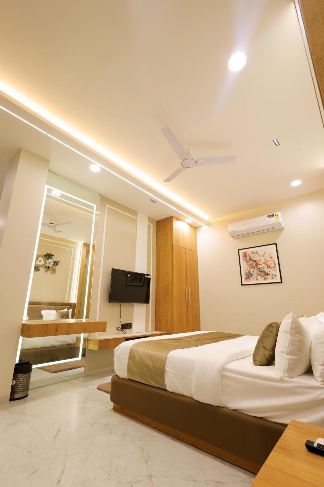 The Meera Hotel อุจเจน ภายนอก รูปภาพ