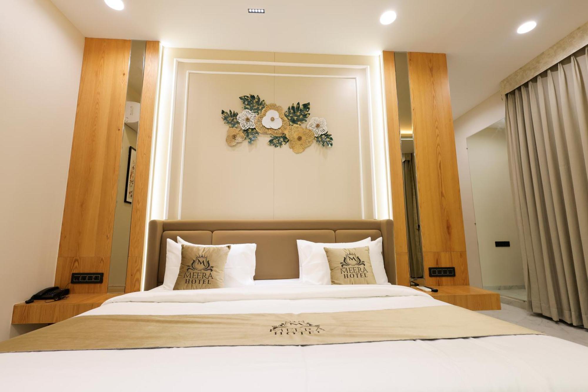 The Meera Hotel อุจเจน ภายนอก รูปภาพ