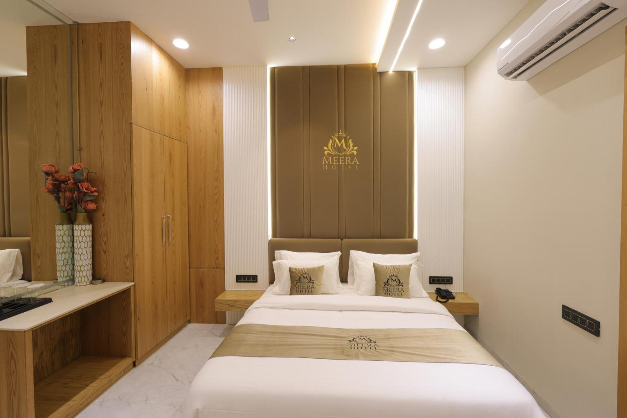The Meera Hotel อุจเจน ภายนอก รูปภาพ