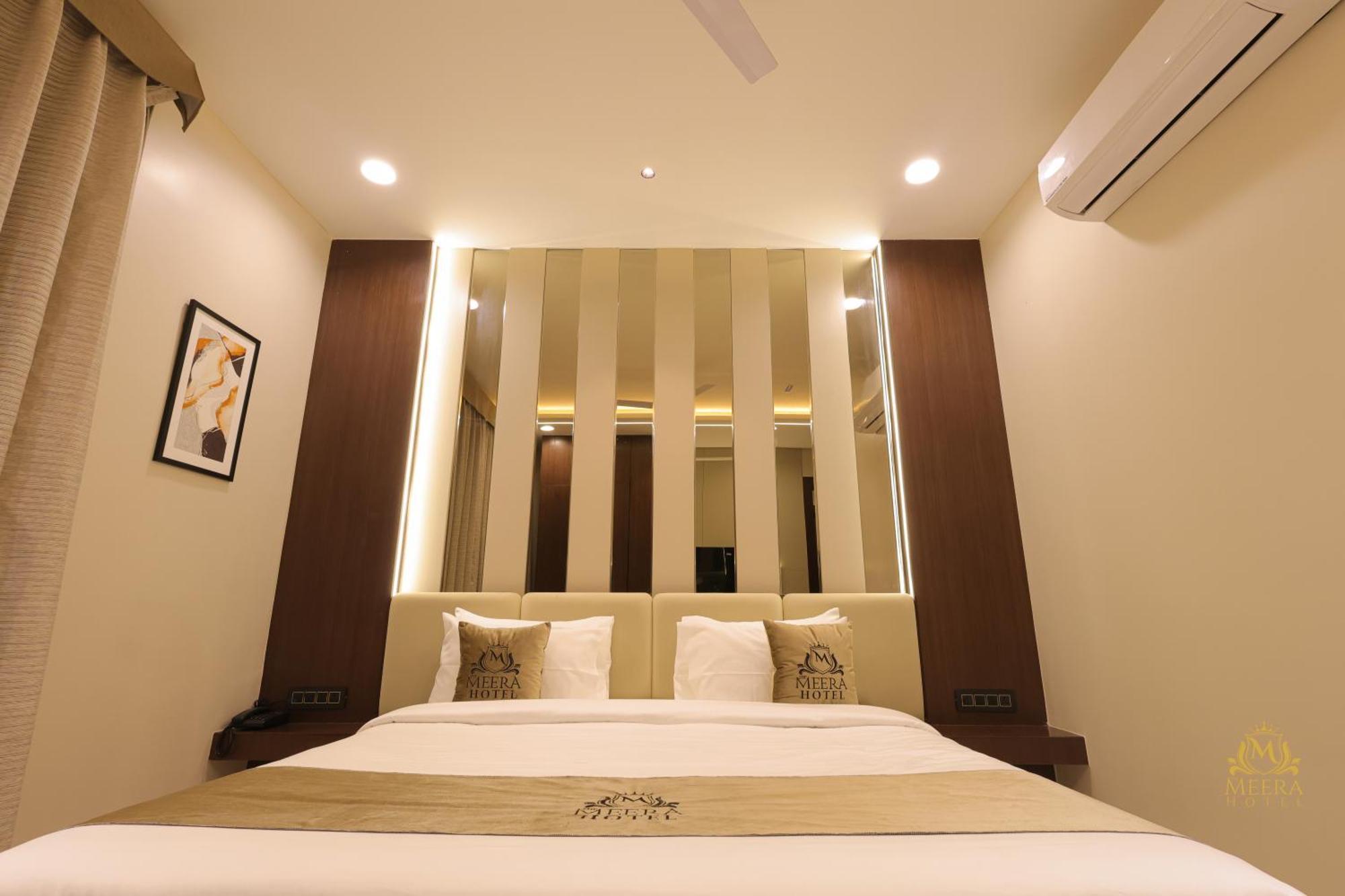 The Meera Hotel อุจเจน ภายนอก รูปภาพ