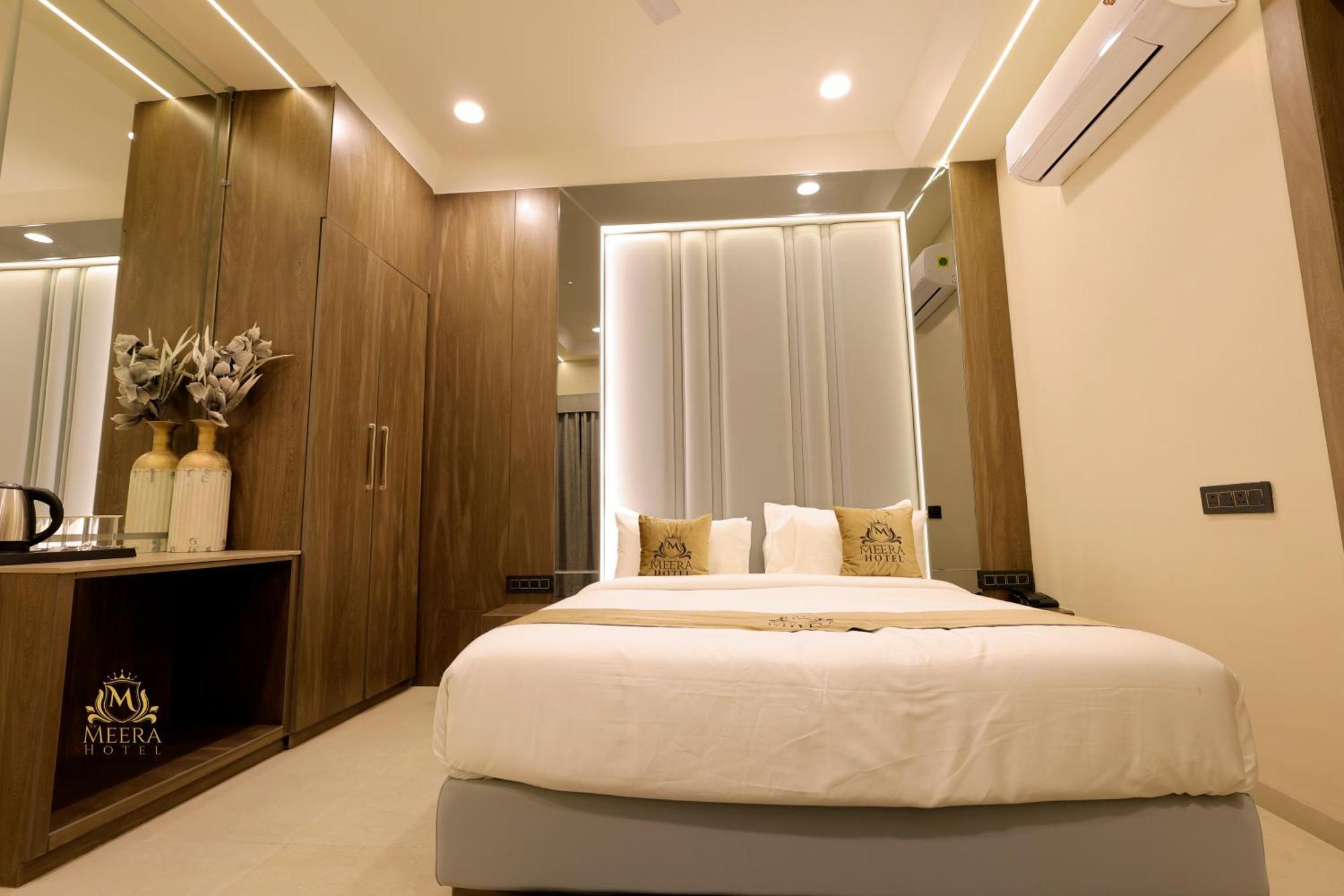 The Meera Hotel อุจเจน ภายนอก รูปภาพ