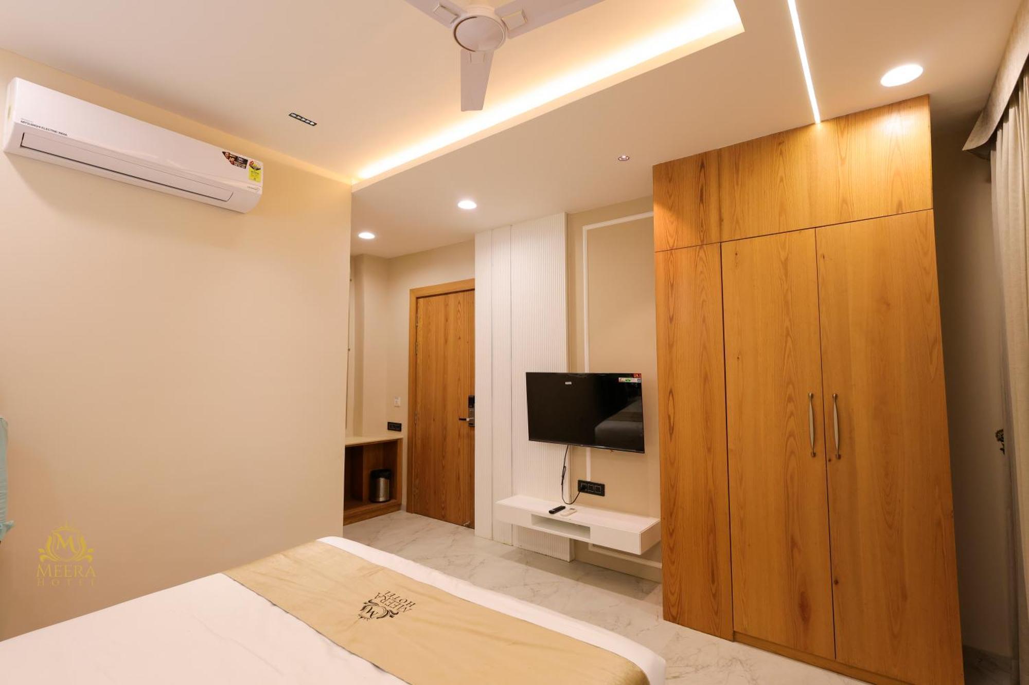 The Meera Hotel อุจเจน ภายนอก รูปภาพ