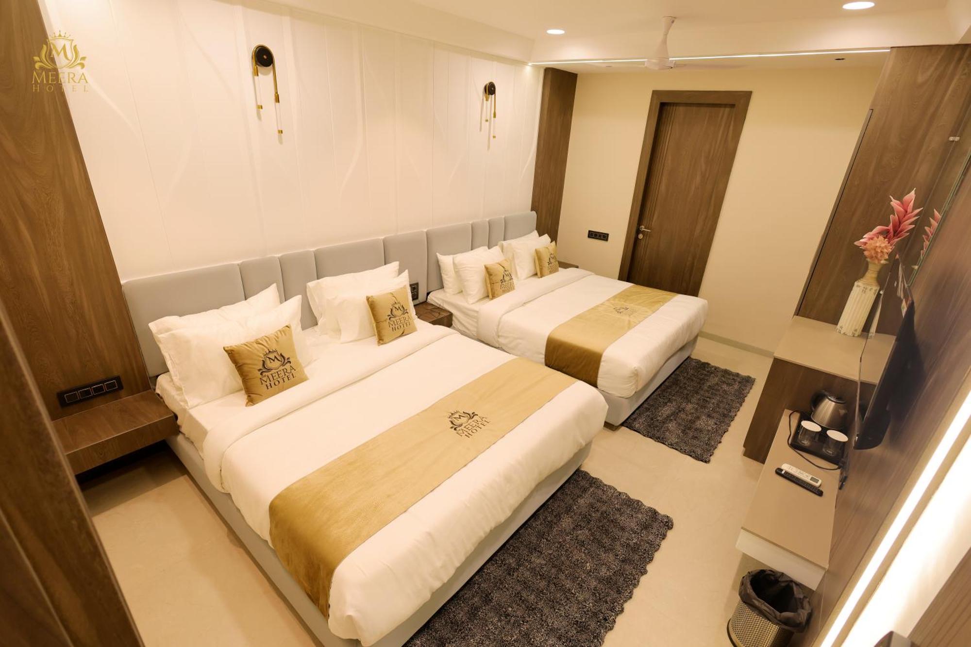 The Meera Hotel อุจเจน ภายนอก รูปภาพ