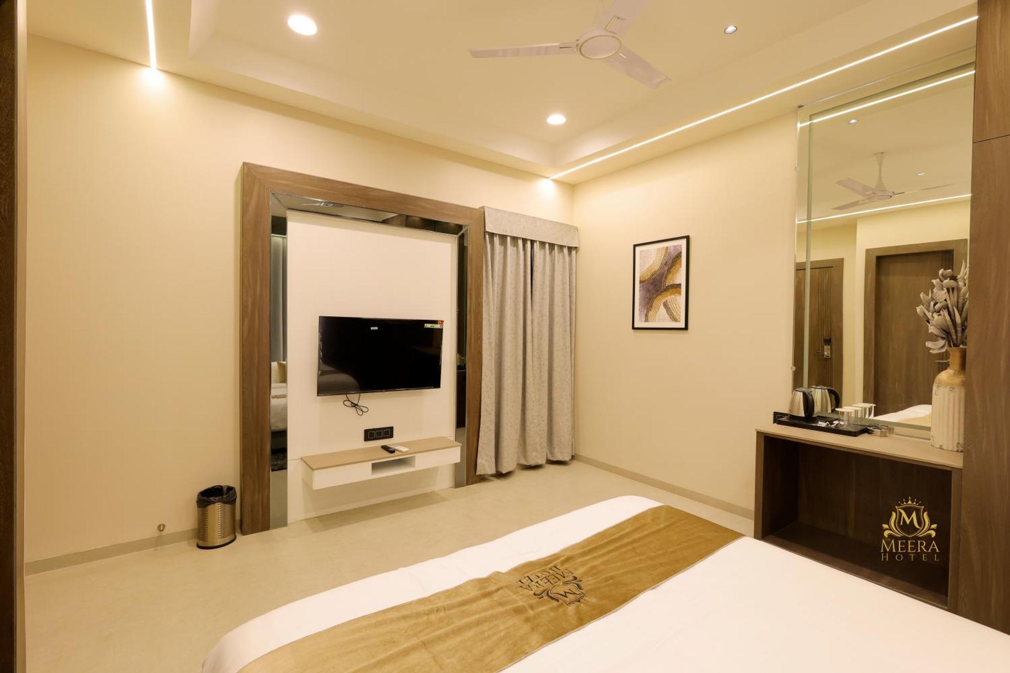 The Meera Hotel อุจเจน ภายนอก รูปภาพ