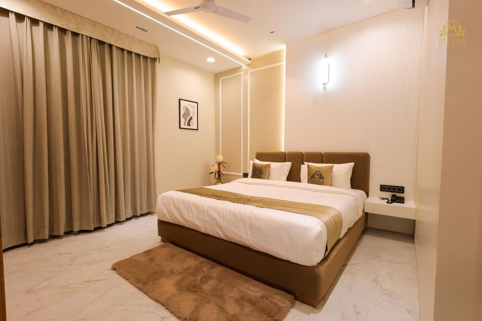 The Meera Hotel อุจเจน ภายนอก รูปภาพ